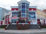 Торговый центр расположен на 1-й линии главной транспортной магистрали города, ул. Советская.. Рядом остановка общественного транспорта, пешеходные пути.