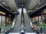 Для удобства перемещения между 1 и 2 этажами имеется большое количество эскалаторов и лифтов.